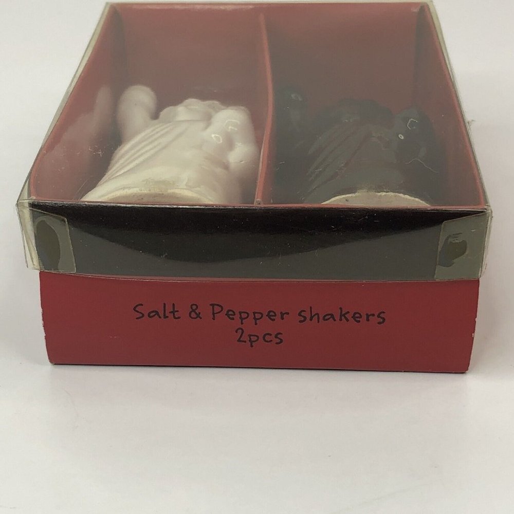 Statue Of Liberty 4-1/4” Salt and Pepper Shakers Set Black & White *FLAW* - Picture 9 of 12